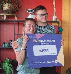 Viggo overhandigt FairFonds cheque aan Suzanne van der Broek, Surf Project oprichtster.